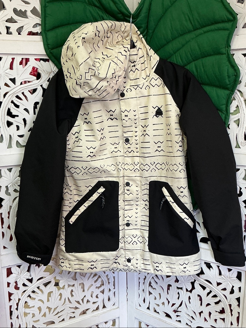 Burton women’s thermolite snowboarding jacket. Cream/black. XS